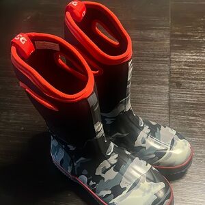 DSG snow boots new without tags. Size youth 7. Black and red.